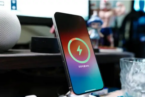 南圣镇苹果15换屏服务分享用什么充电器给iPhone15充电更好 